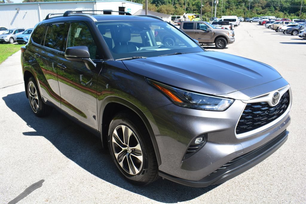 Used 2022 Toyota Highlander XLE AWD/4WD image 4