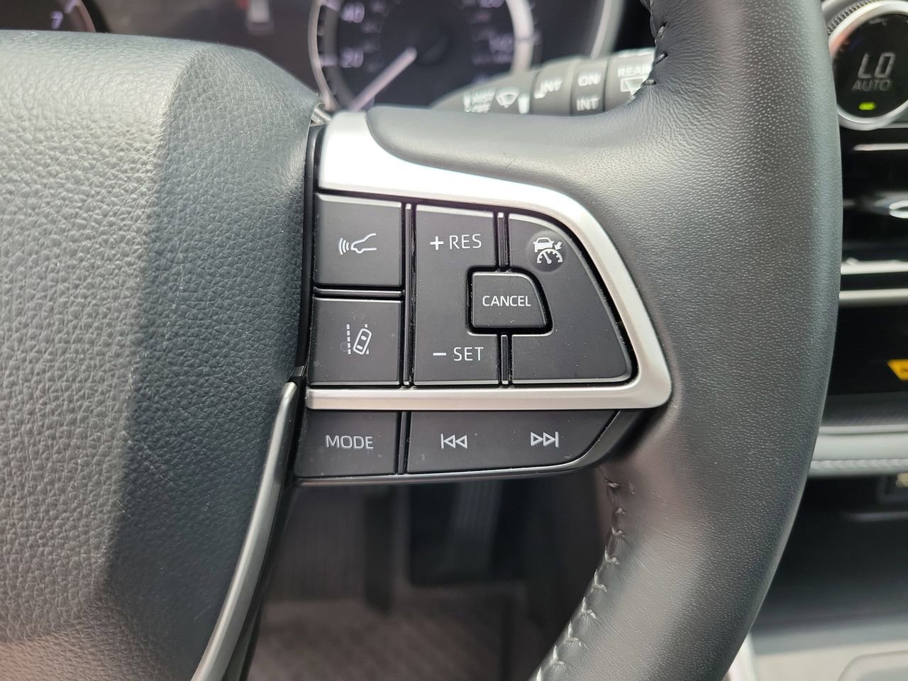 Used 2025 Toyota Highlander XLE FWD image 22