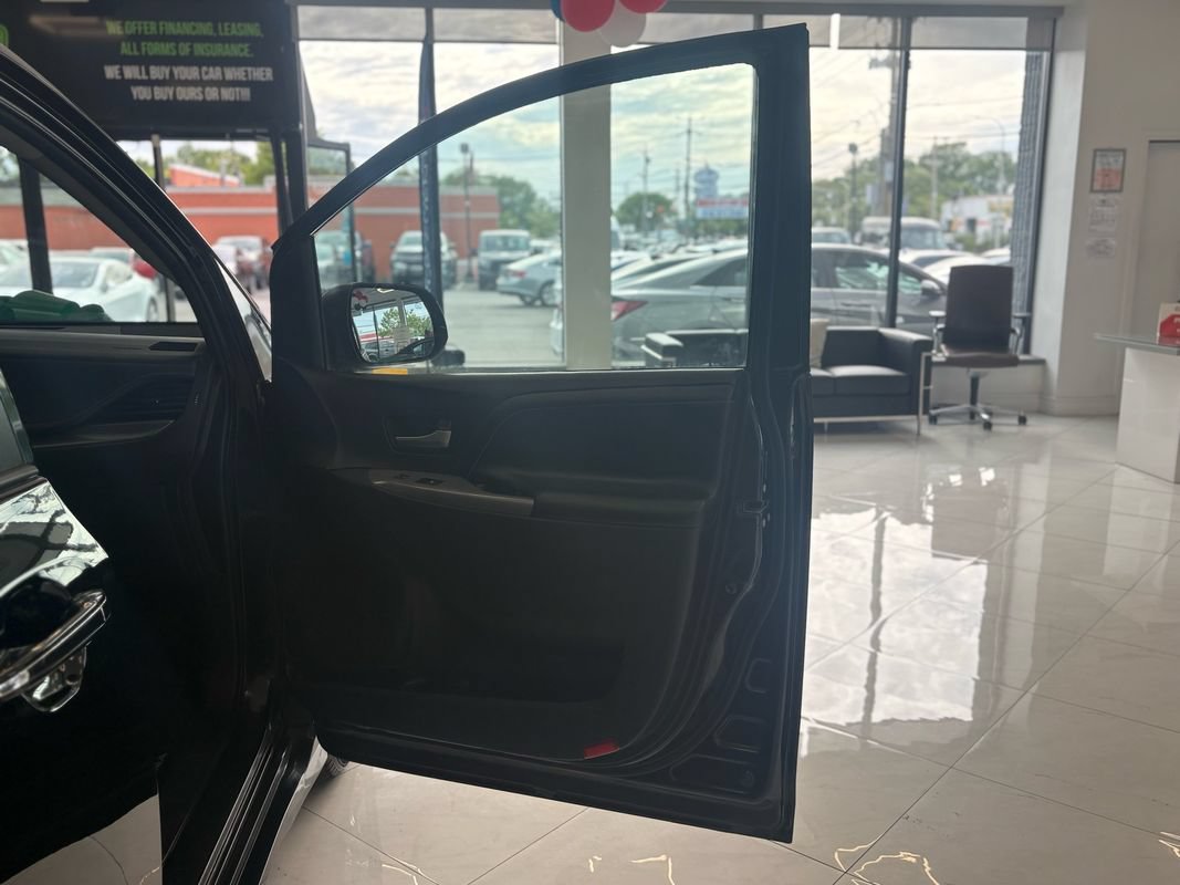 Used 2015 Toyota Sienna SE w/ SE Preferred Package FWD image 40
