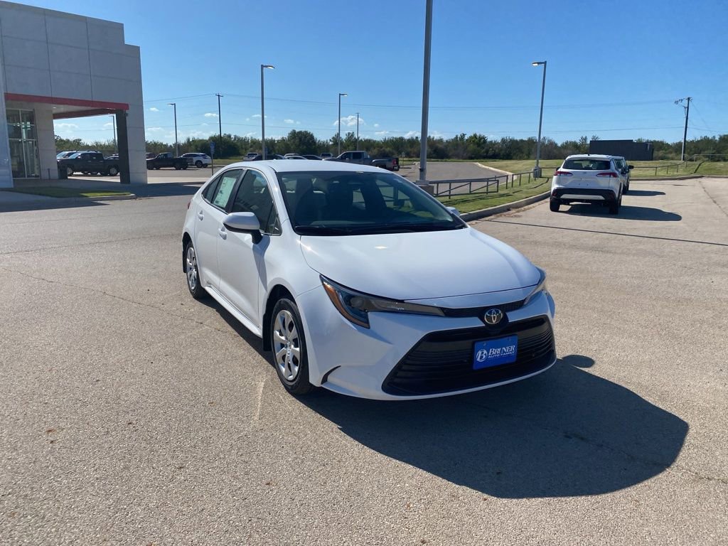 Used 2025 Toyota Corolla LE image 4