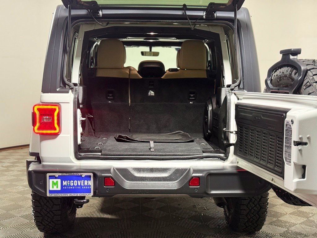 Used 2018 Jeep Wrangler Unlimited Sahara w/ Uconnect 4C Nav & Sound Group AWD/4WD image 6