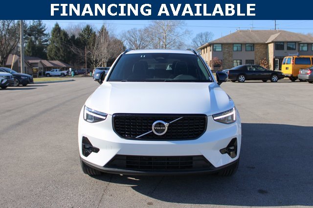 Used 2025 Volvo XC40 B5 Plus image 3