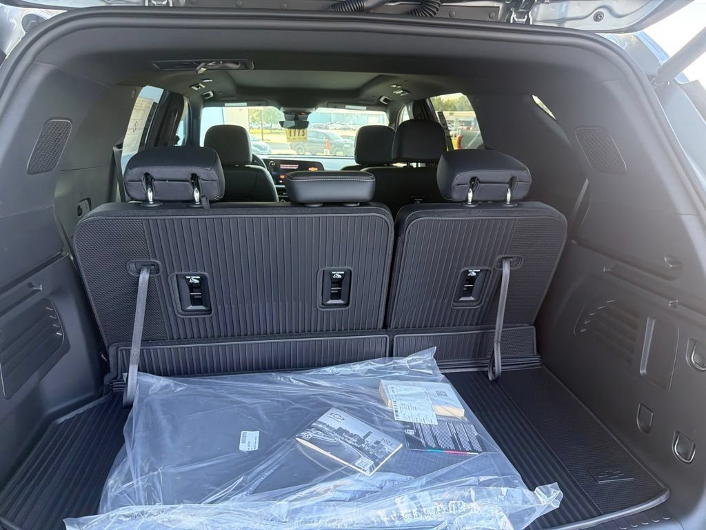 New 2026 Chevrolet Traverse LT w/ Sun and Wheel Package AWD/4WD image 12