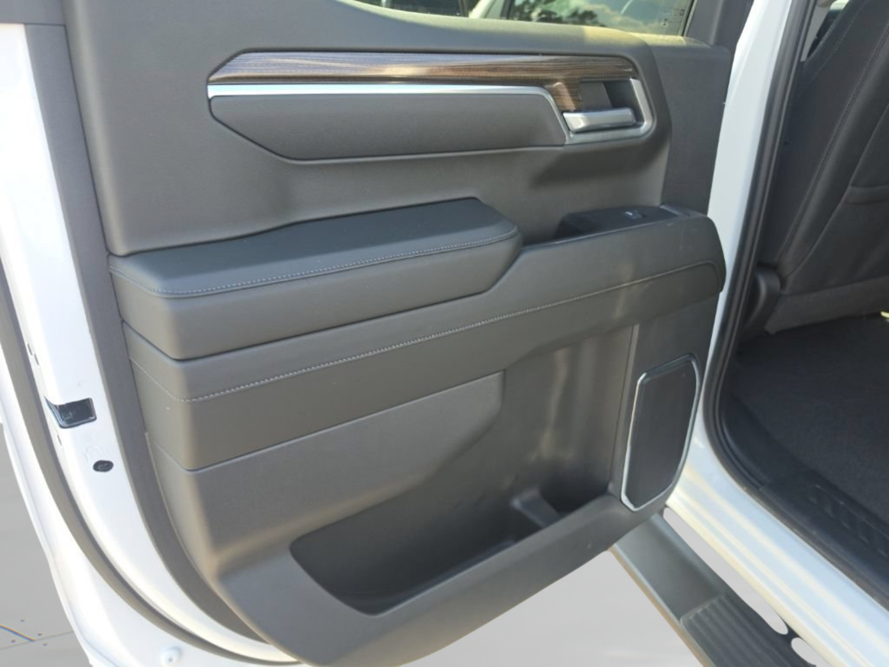 Used 2025 Chevrolet Silverado 1500 LT RWD image 22