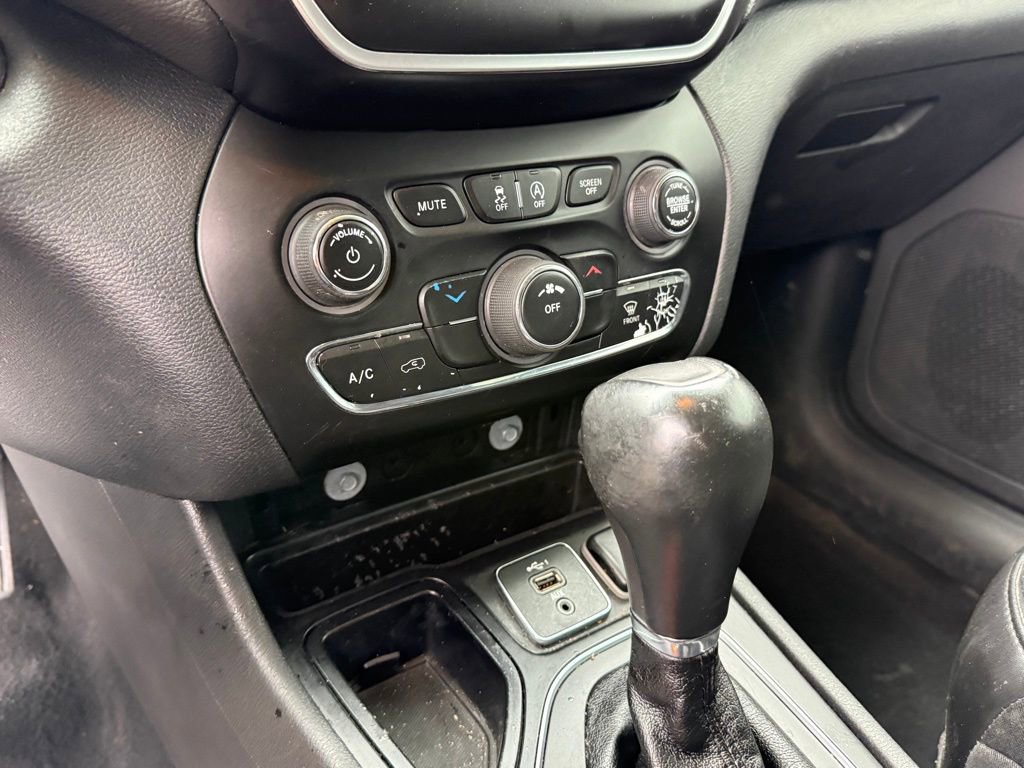Used 2020 Jeep Cherokee Latitude Plus FWD image 21