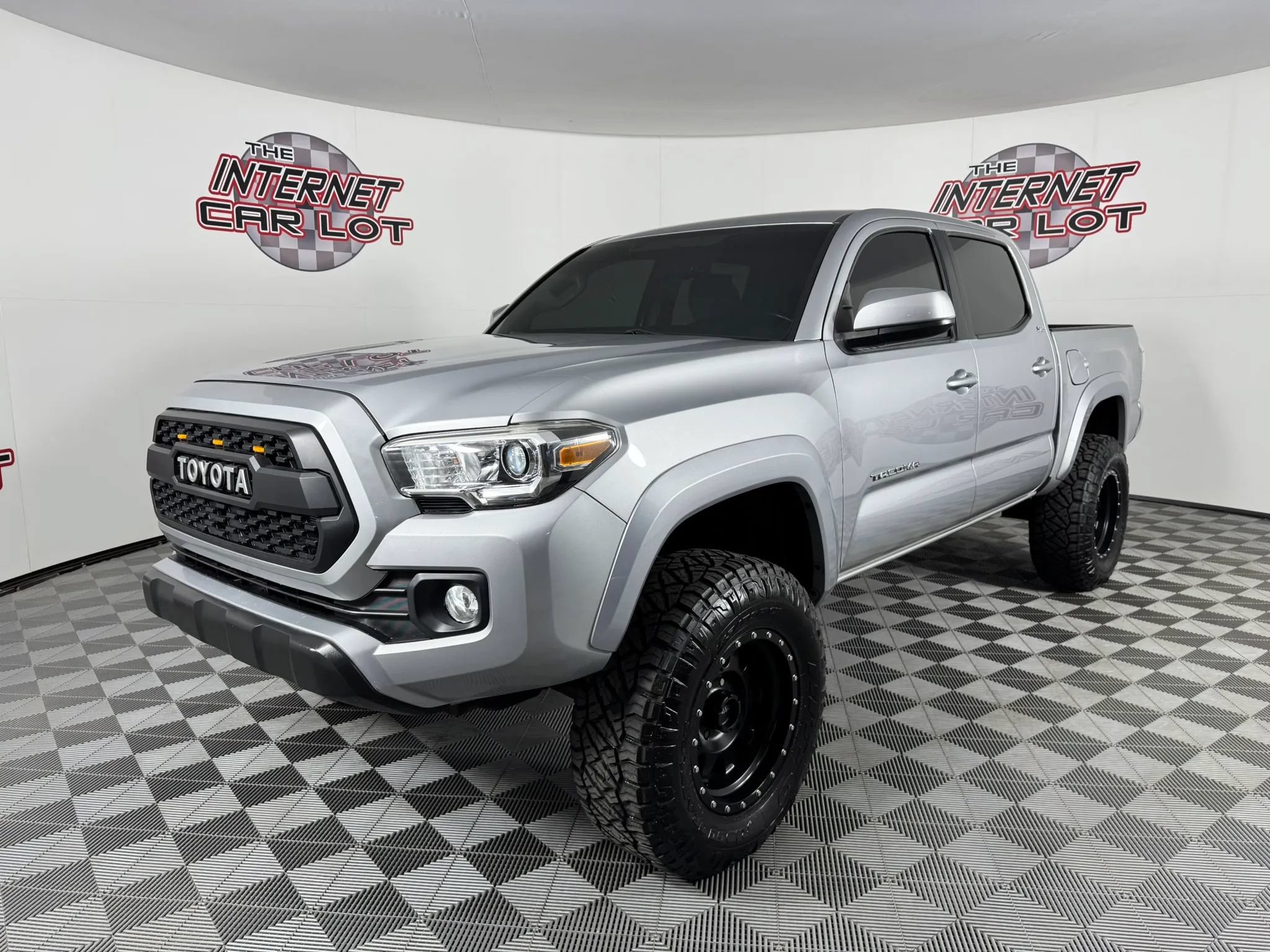 Used 2016 Toyota Tacoma SR5 w/ SR5 Appearance Package (SN) AWD/4WD image 3
