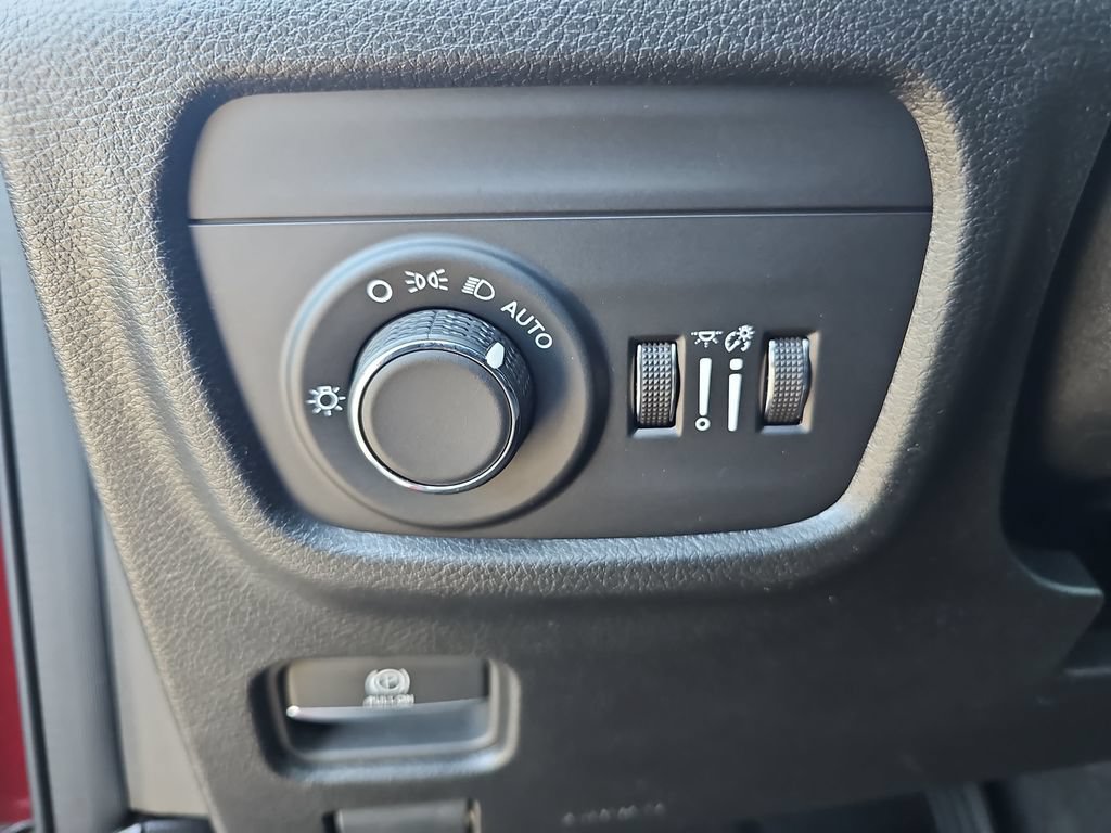 Used 2025 Jeep Grand Cherokee Altitude AWD/4WD image 24