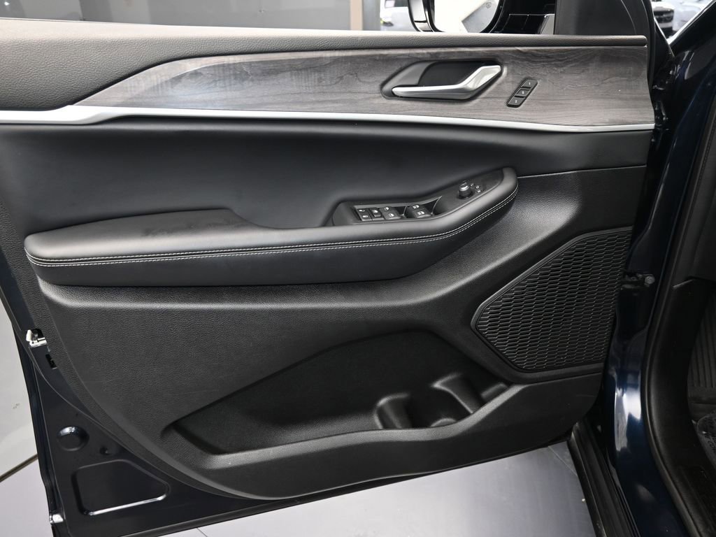 Used 2024 Jeep Grand Cherokee L Limited w/ Black Appearance Package image 11