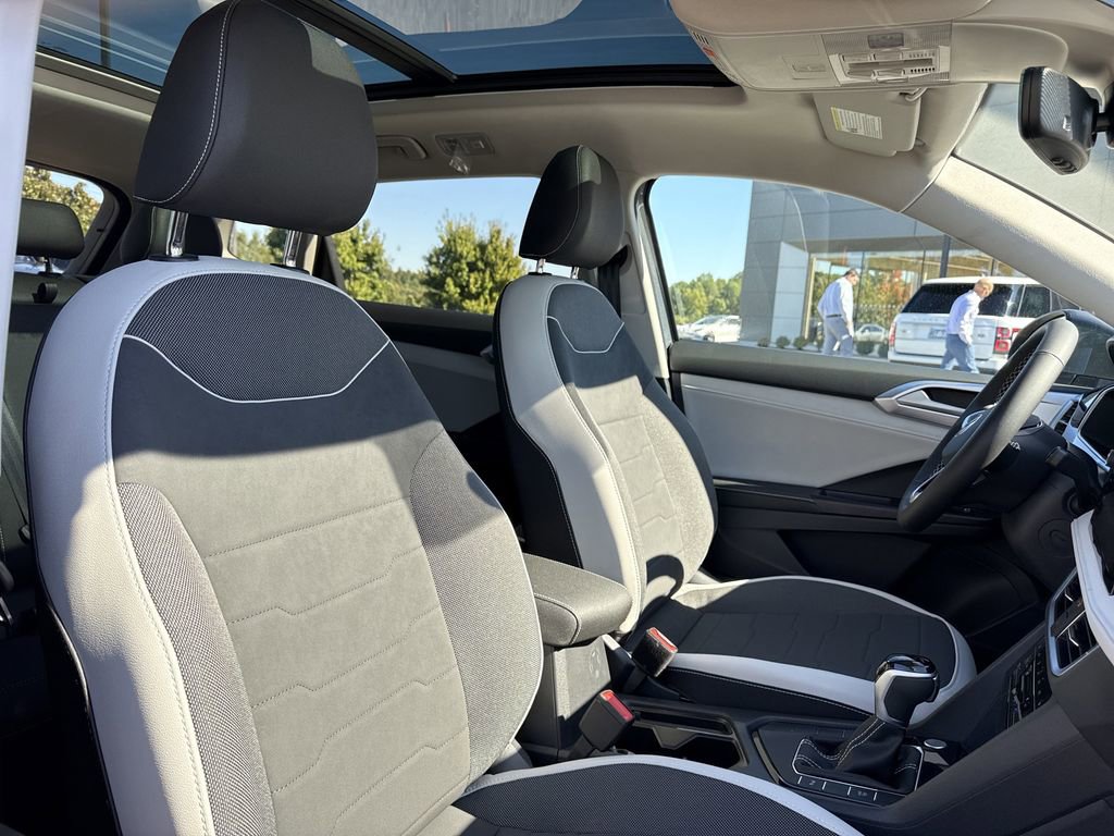 New 2025 Volkswagen Taos SE image 19