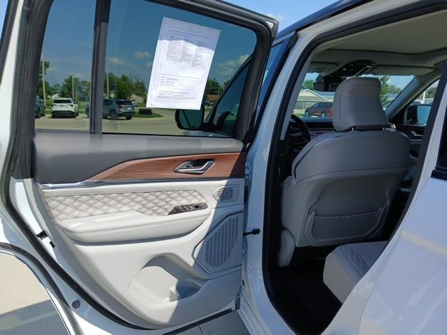 Used 2022 Jeep Grand Cherokee Summit AWD/4WD image 24