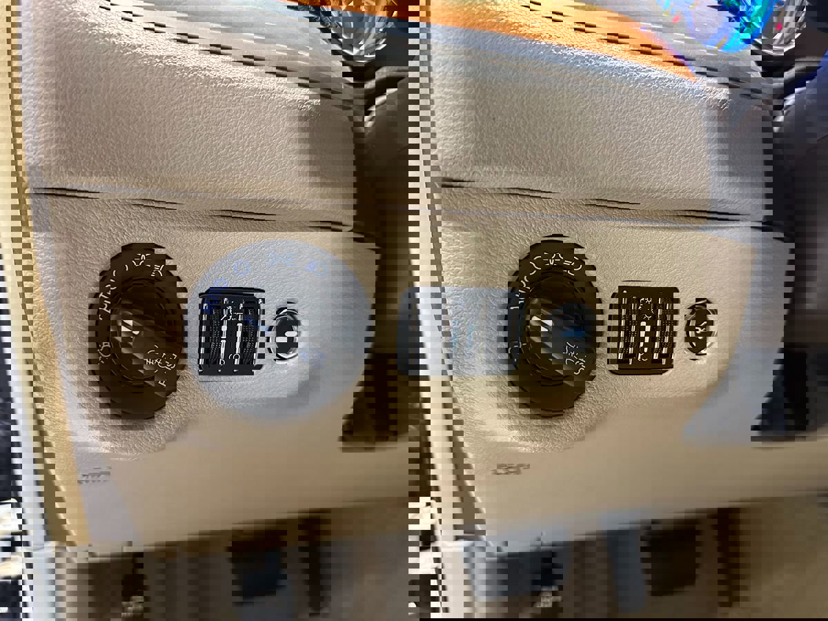 Used 2013 Chrysler 300 C w/ Light Group image 30