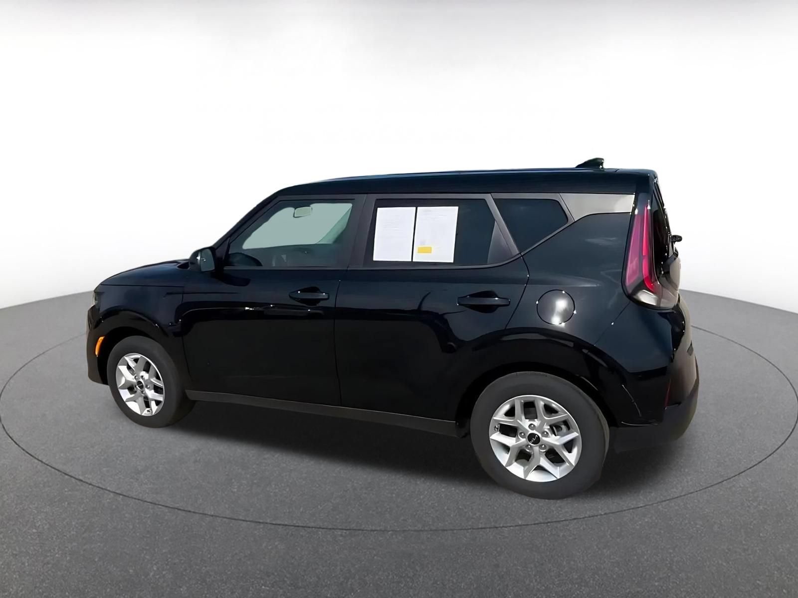 Used 2025 Kia Soul LX w/ LX Technology Package FWD image 9