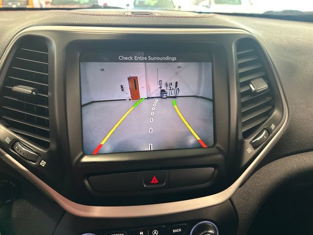 Used 2016 Jeep Cherokee Trailhawk w/ Leather Interior Group AWD/4WD image 18