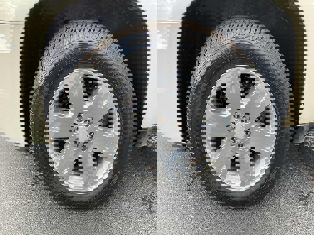 Used 2010 GMC Yukon XL SLT w/ SLT-2 Equipment Package image 25