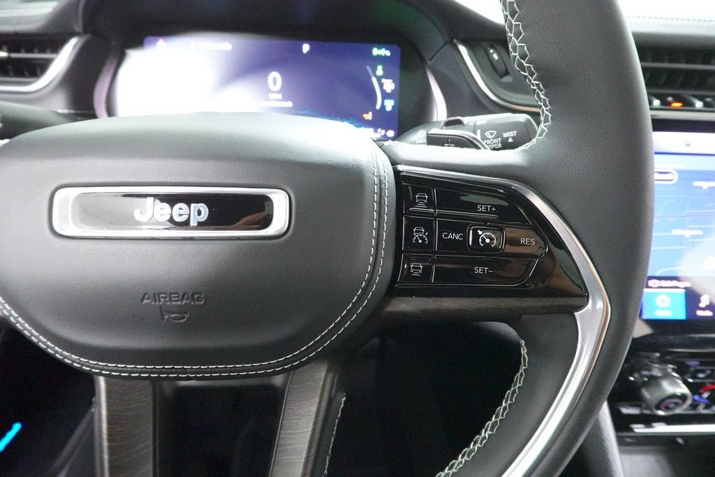 Used 2022 Jeep Grand Cherokee Overland w/ Luxury Tech Group IV AWD/4WD image 14