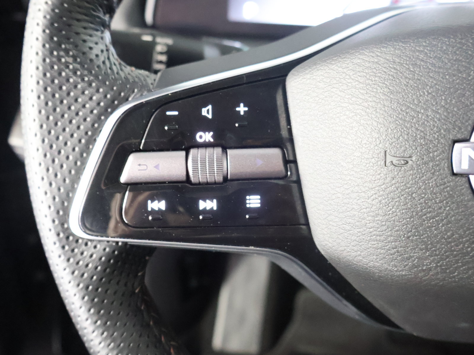 Used 2024 Nissan Ariya AWD image 32