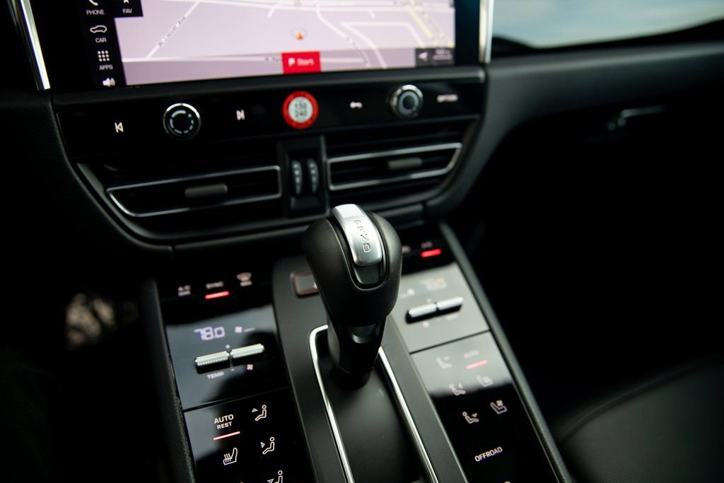 Certified 2025 Porsche Macan image 25