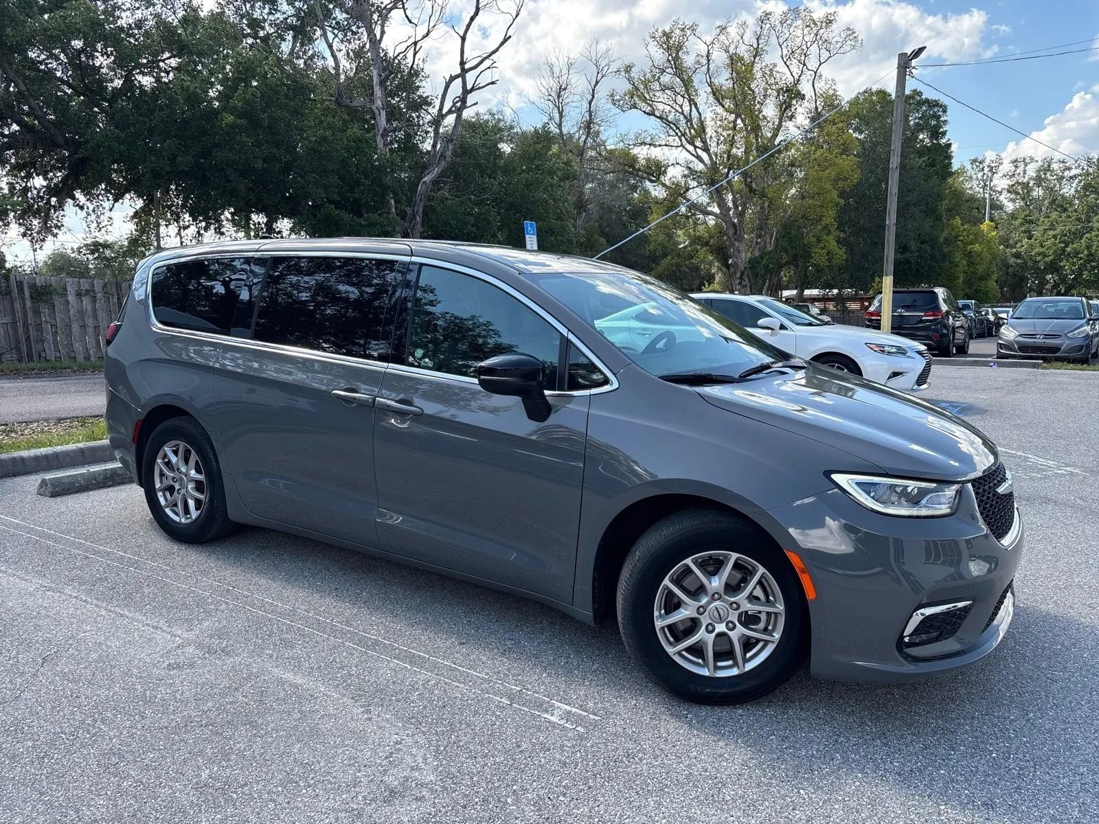 Used 2025 Chrysler Pacifica Select FWD image 6