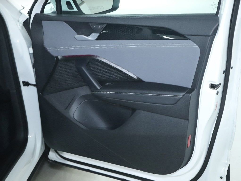 Used 2025 Volkswagen Tiguan SE image 31