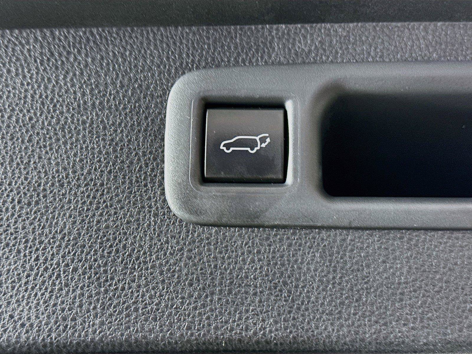 Used 2022 Toyota Highlander XLE FWD image 40