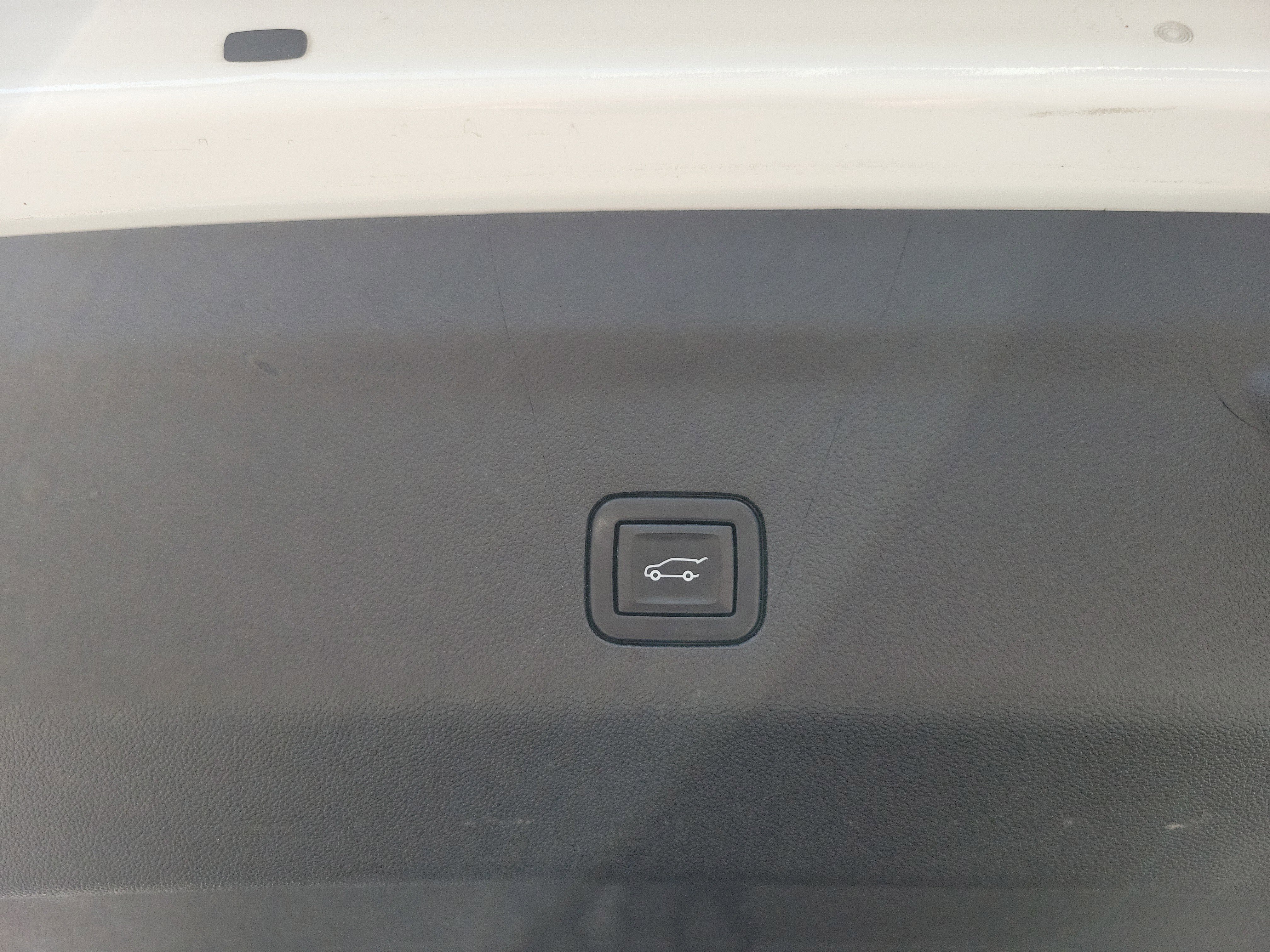 Used 2023 Chevrolet Suburban Premier image 17