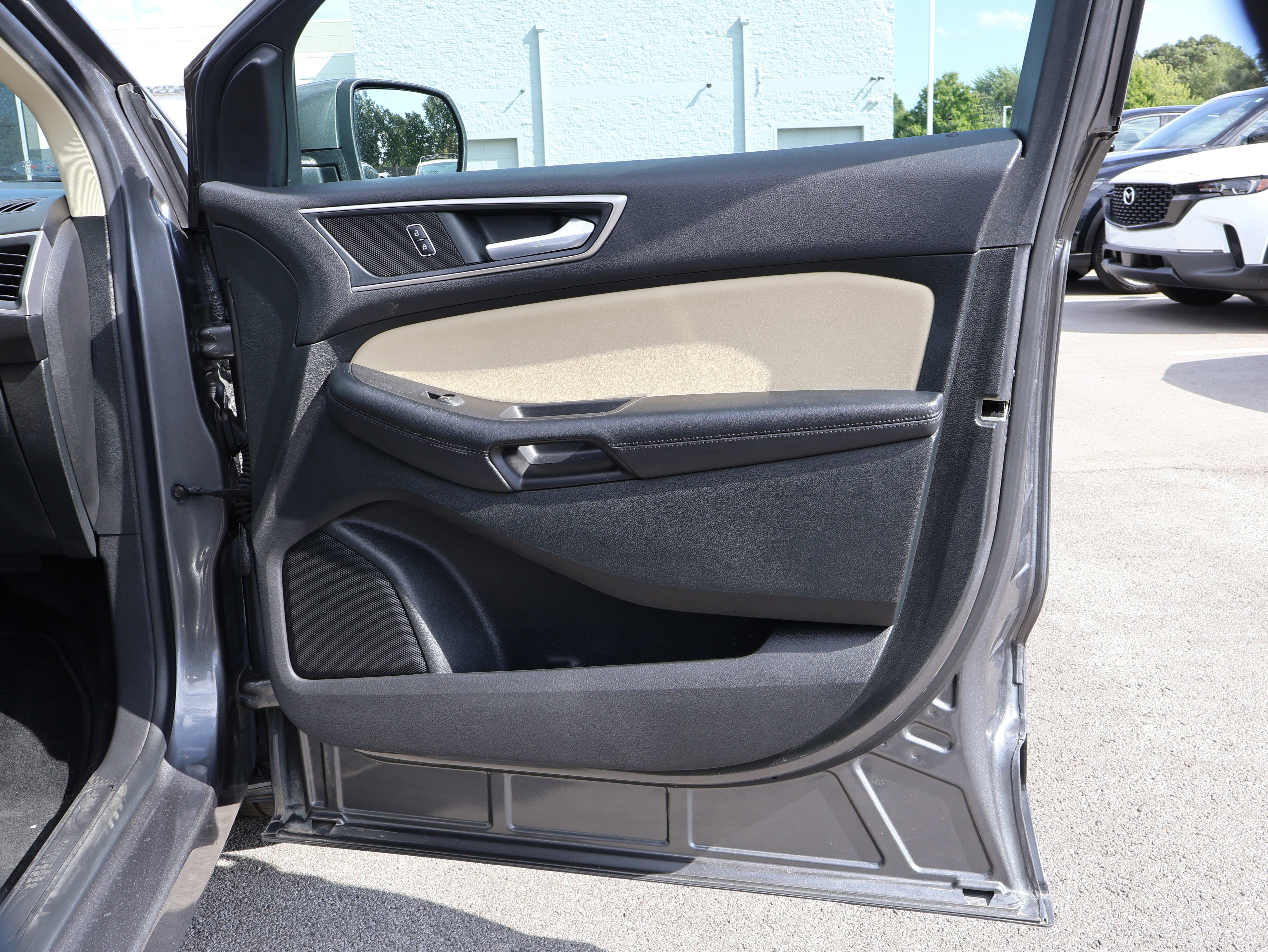 Used 2022 Ford Edge SEL image 9