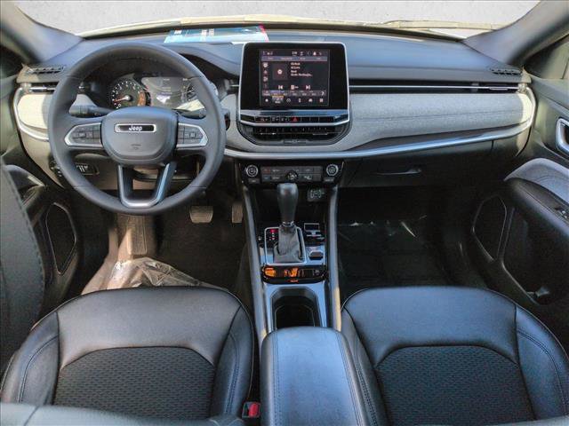 Used 2025 Jeep Compass Latitude image 17