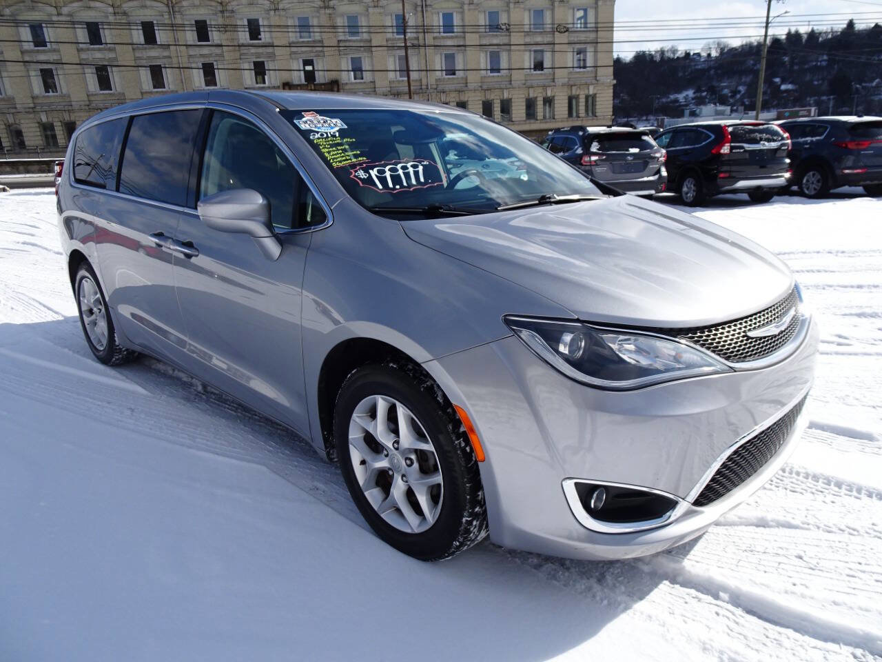 Used 2019 Chrysler Pacifica Touring Plus w/ Tire & Wheel Group image 4