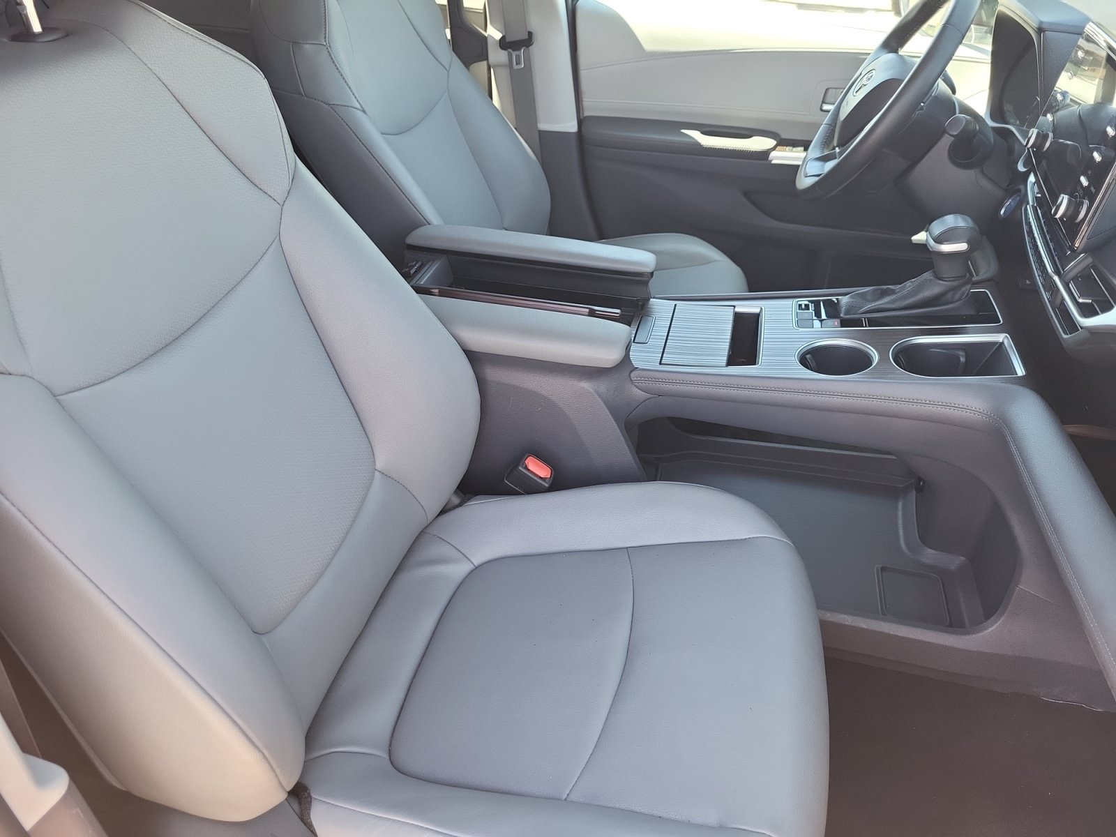 Used 2023 Toyota Sienna XLE FWD image 24