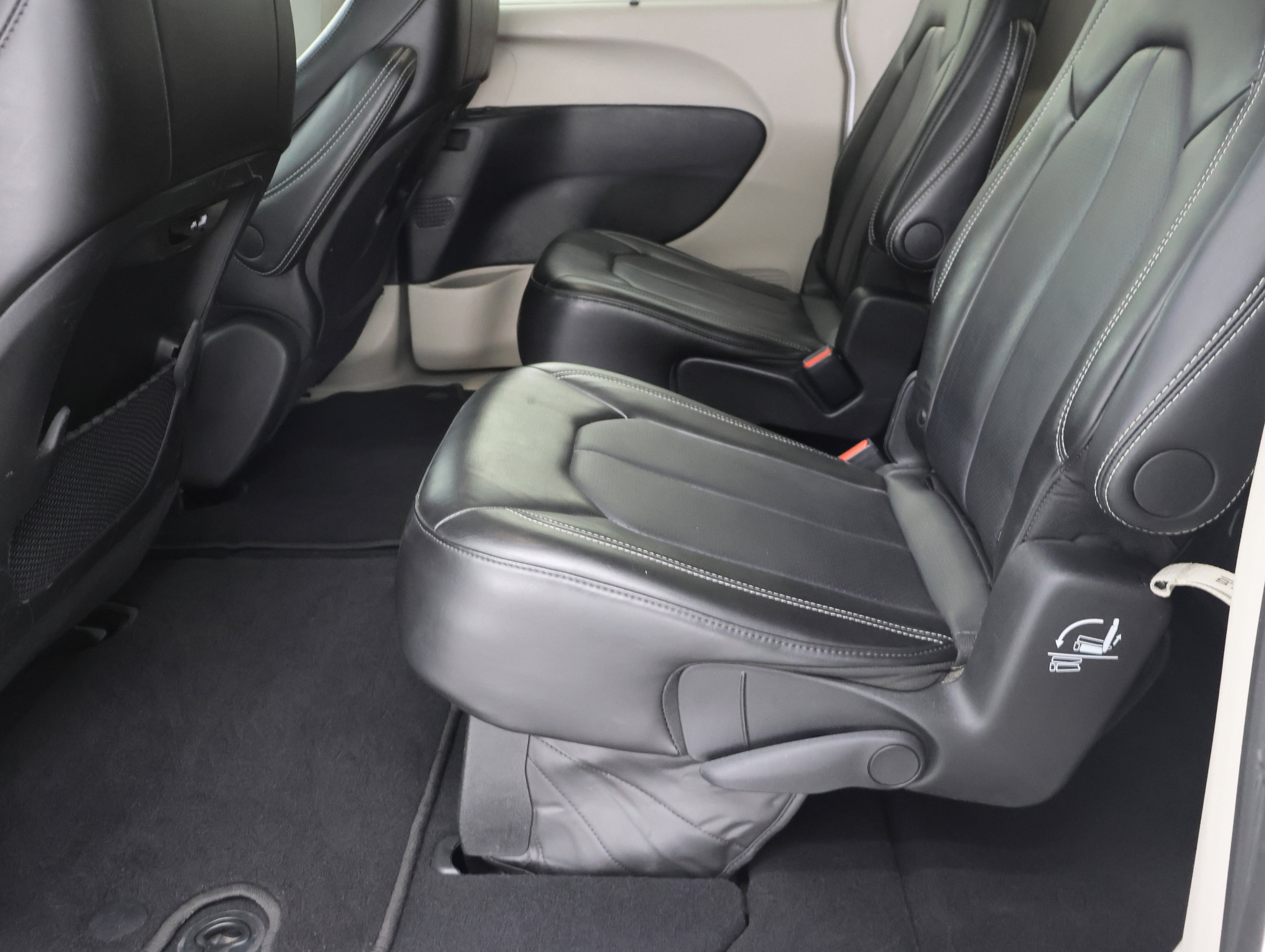 Used 2024 Chrysler Pacifica Touring-L image 34