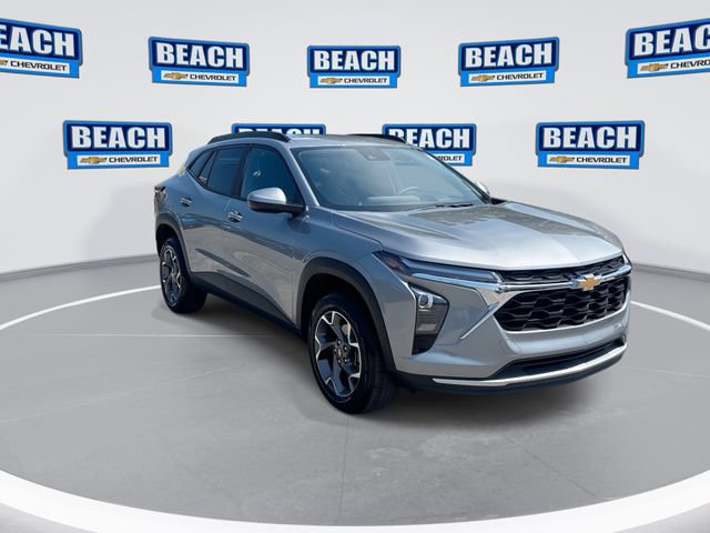 Used 2025 Chevrolet Trax LT FWD image 2