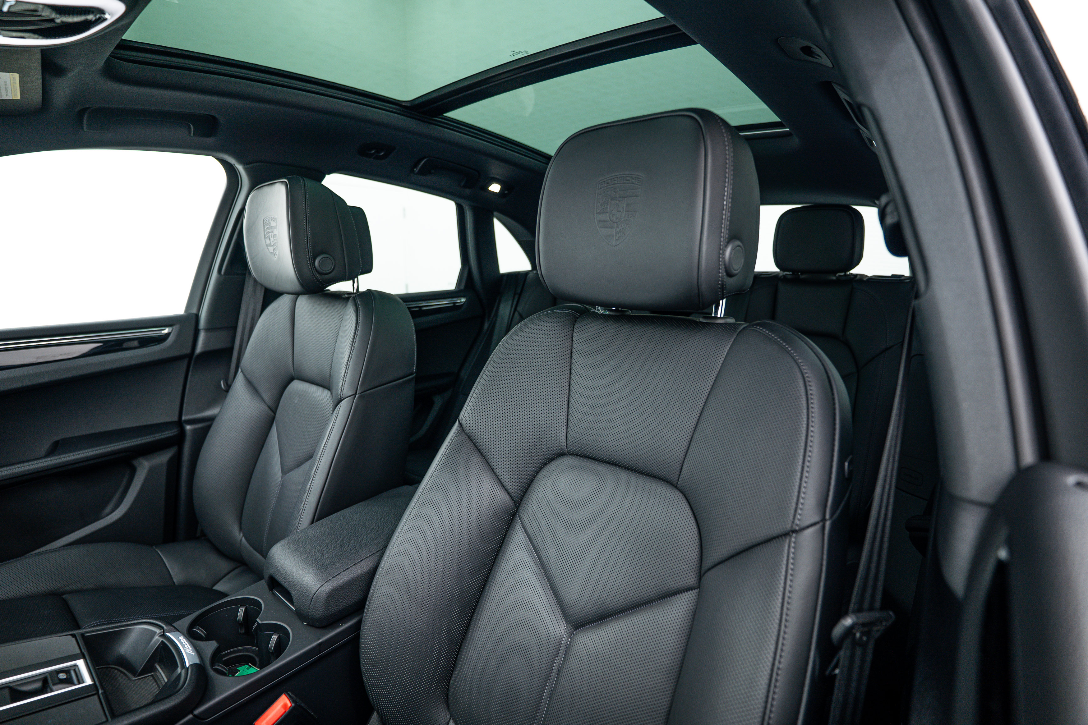 Certified 2026 Porsche Macan AWD/4WD image 16