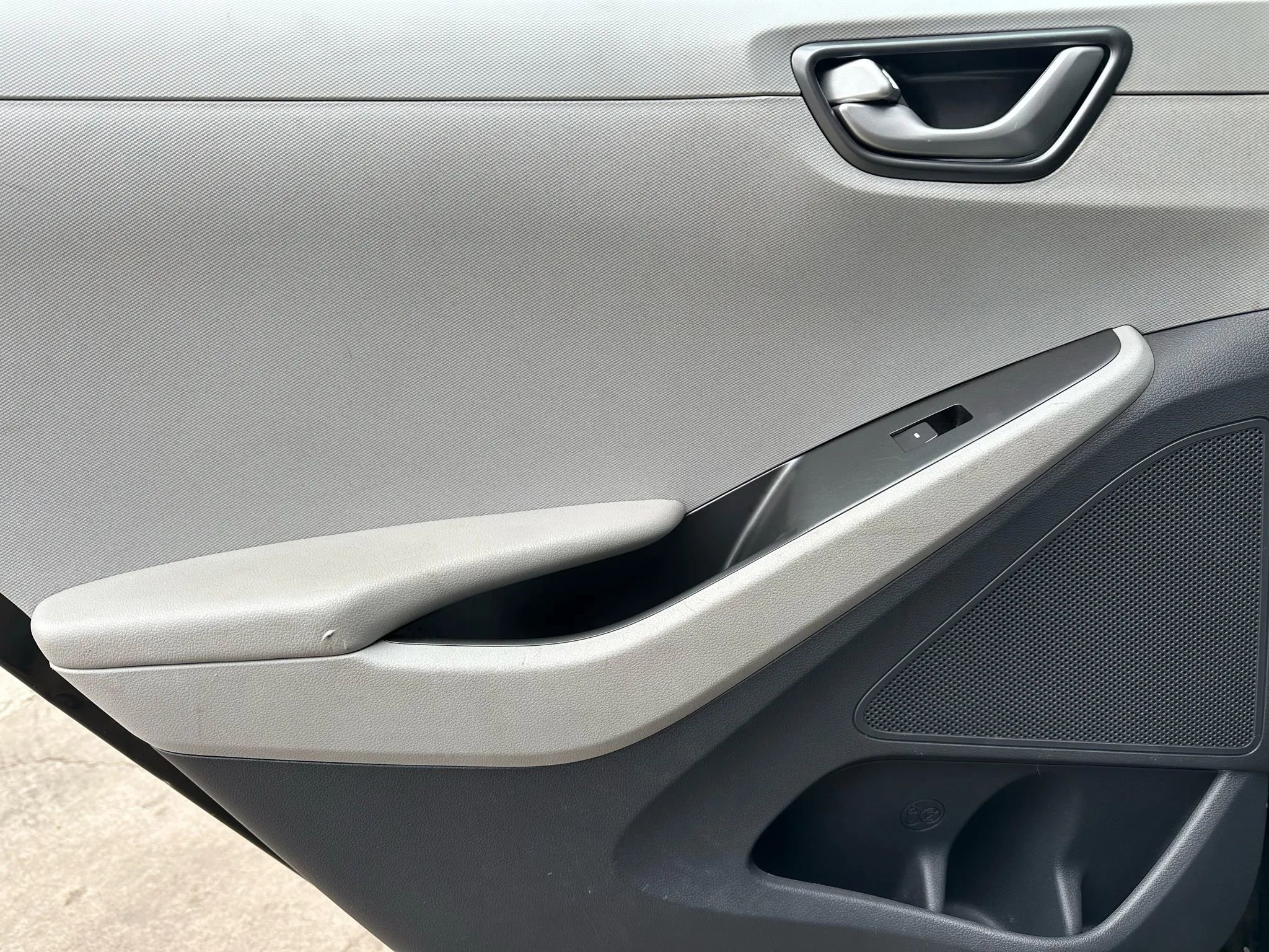 Used 2020 Hyundai Ioniq SE image 10