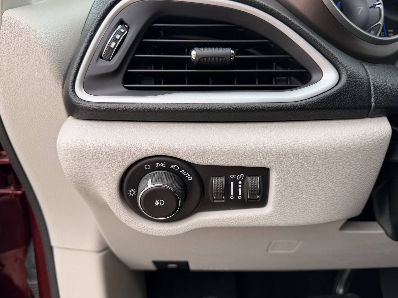 Used 2018 Chrysler Pacifica Touring-L FWD image 12