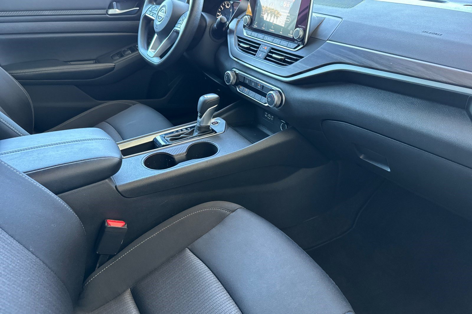 Used 2025 Nissan Altima 2.5 SV FWD image 33