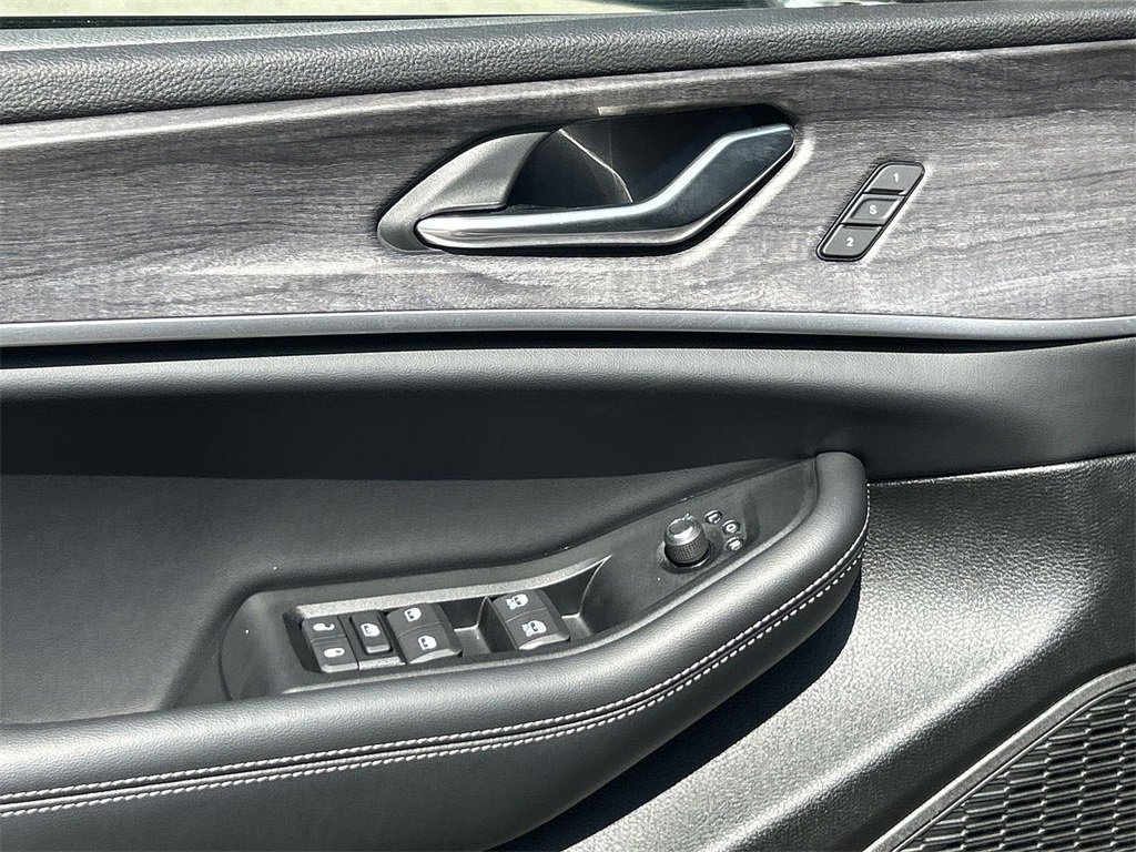 Used 2025 Jeep Grand Cherokee Limited w/ Black Appearance Package image 22