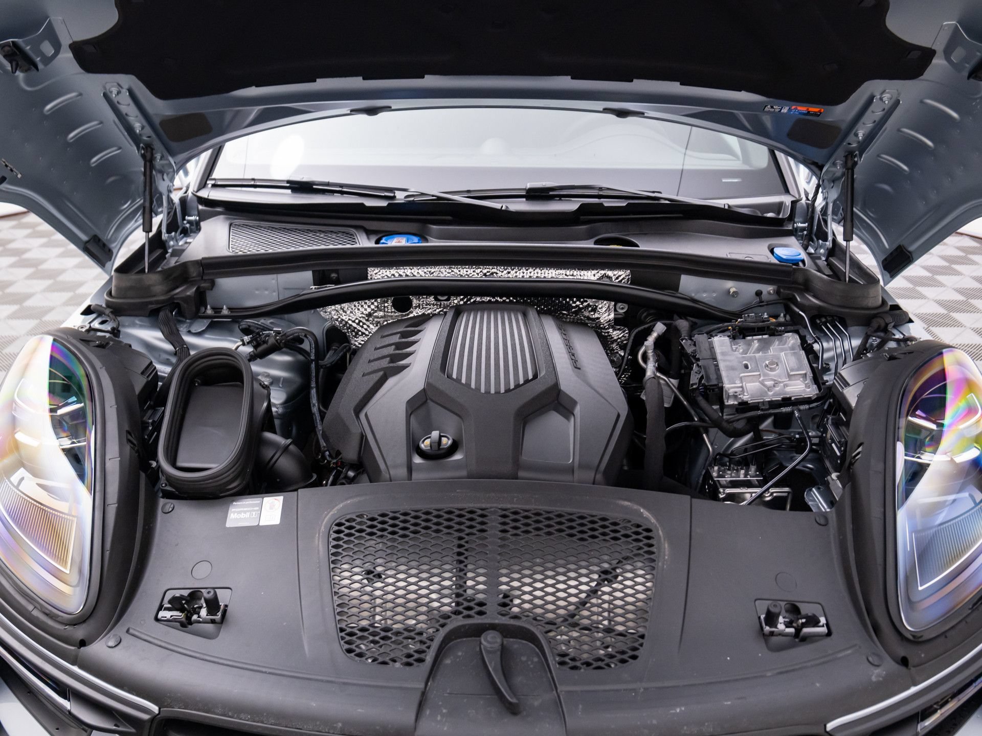 Certified 2026 Porsche Macan AWD/4WD image 32