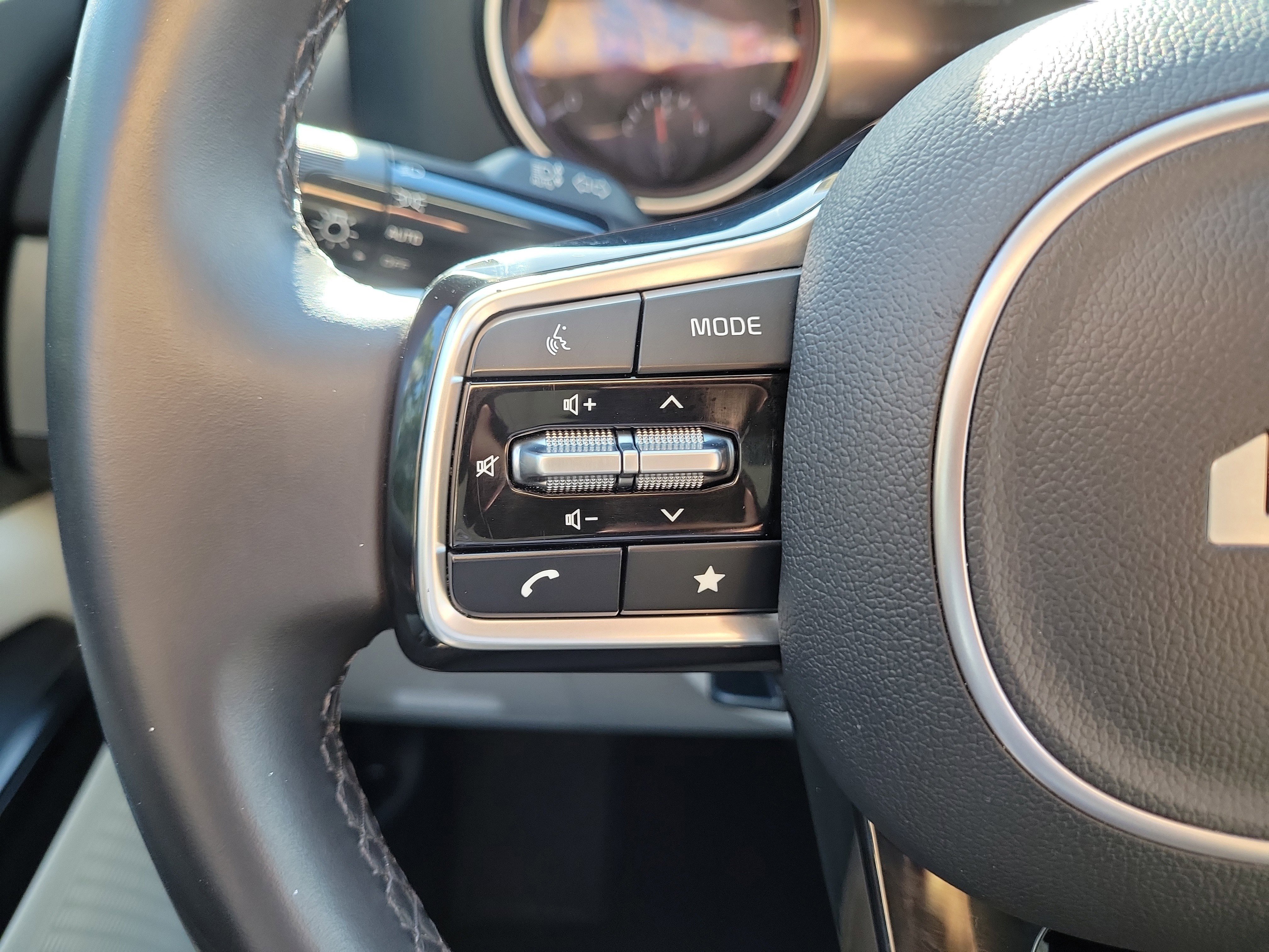 Used 2024 Kia Carnival LX FWD image 27