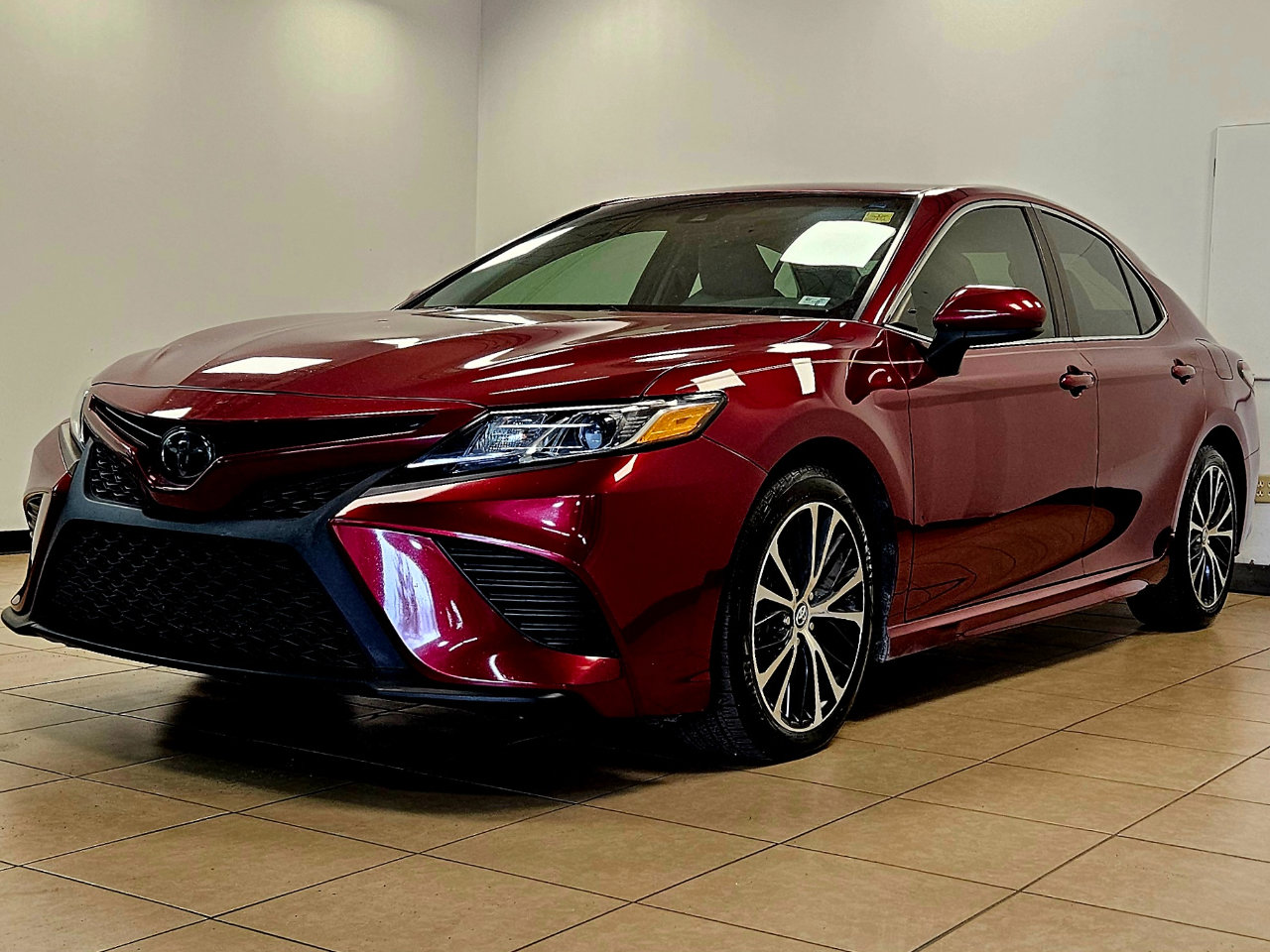 Used 2018 Toyota Camry SE image 3