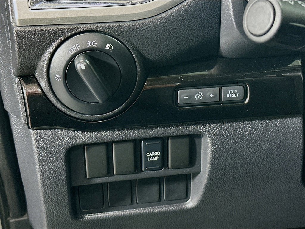 Used 2018 Nissan Titan SV image 11