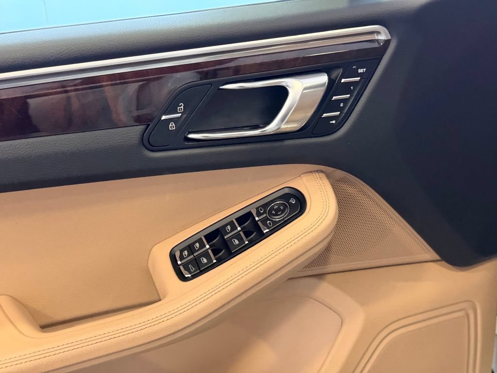 Certified 2023 Porsche Macan AWD/4WD image 14