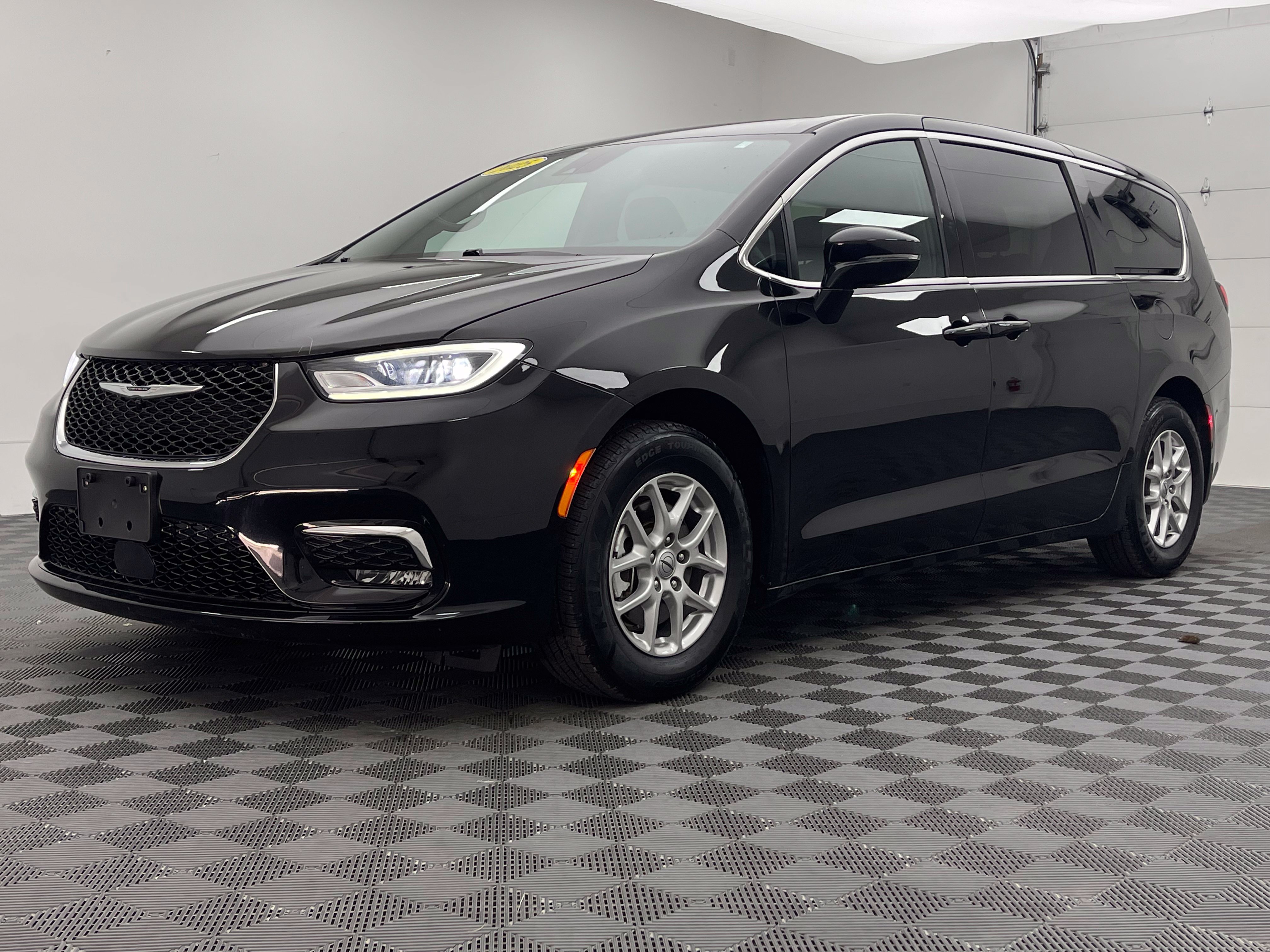 Used 2025 Chrysler Pacifica Select FWD image 2
