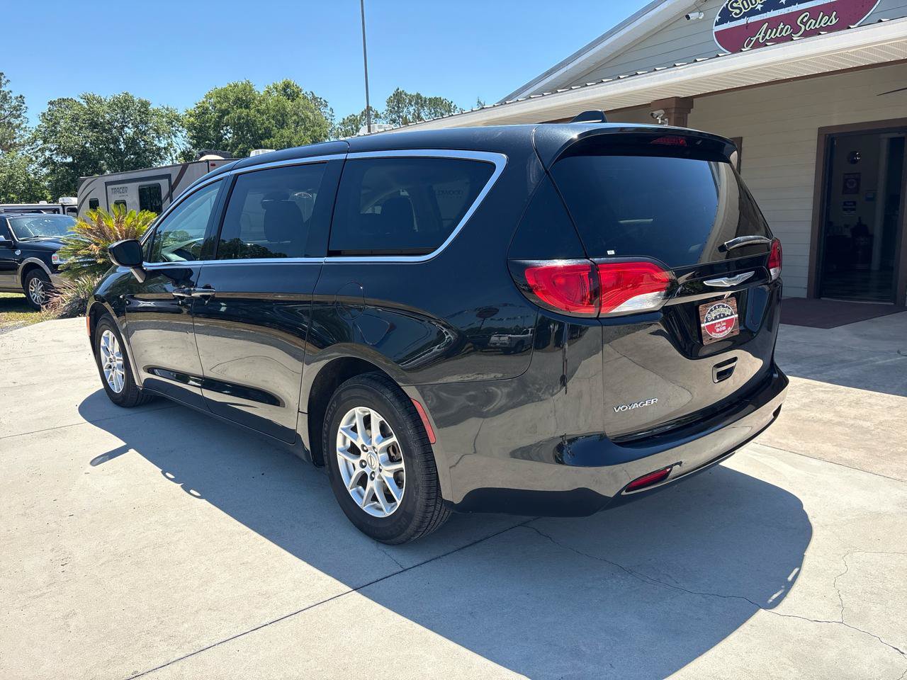 Used 2023 Chrysler Voyager LX FWD image 7