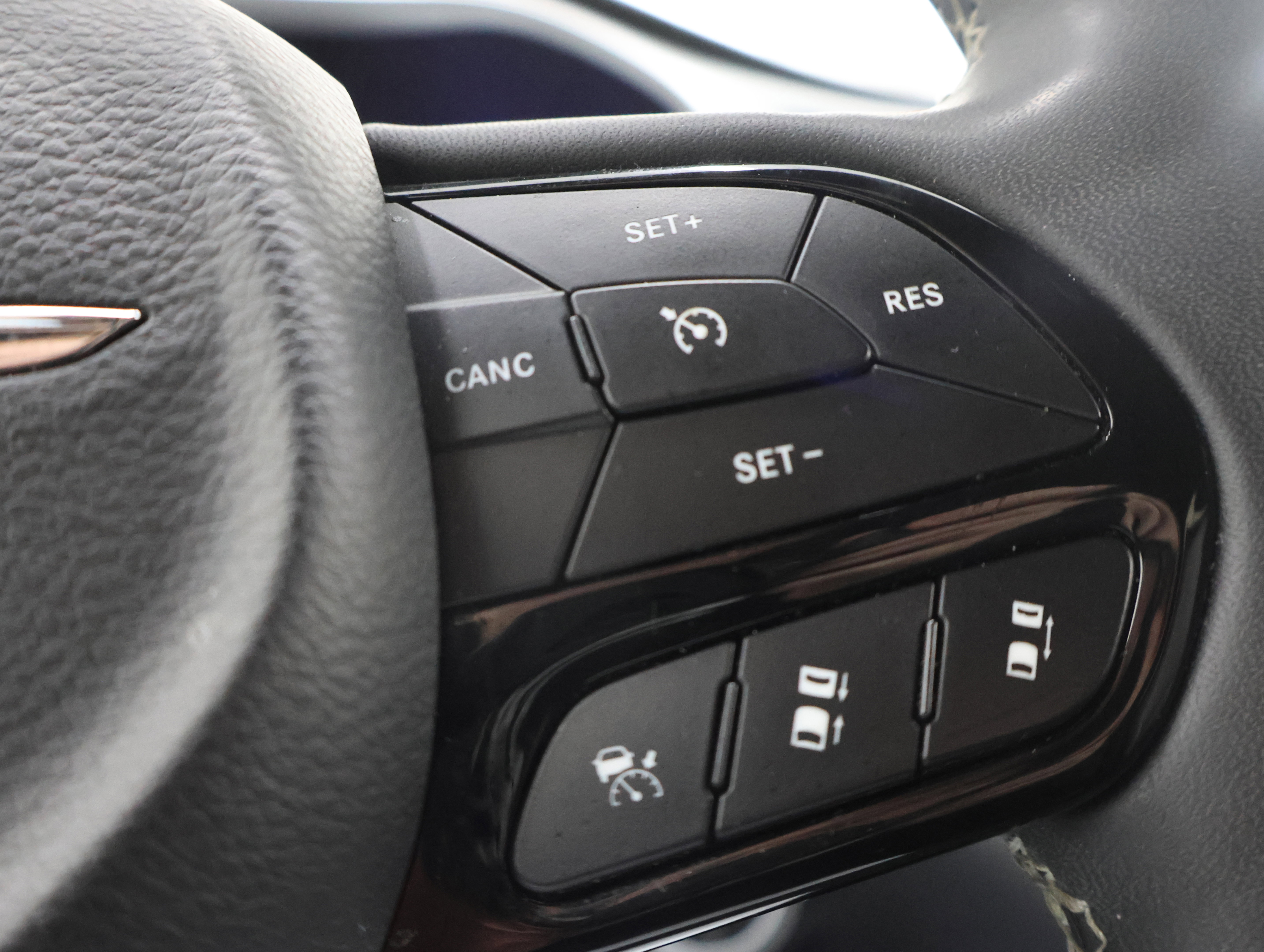 Used 2024 Chrysler Pacifica Limited FWD image 15