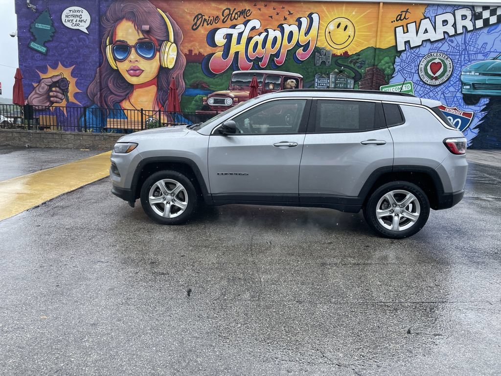 Used 2024 Jeep Compass Latitude AWD/4WD image 2