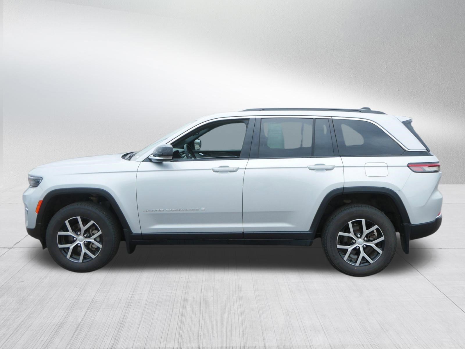 Used 2024 Jeep Grand Cherokee Limited w/ Trailer Tow Package image 4