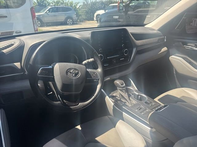 Used 2021 Toyota Highlander XLE AWD/4WD image 11