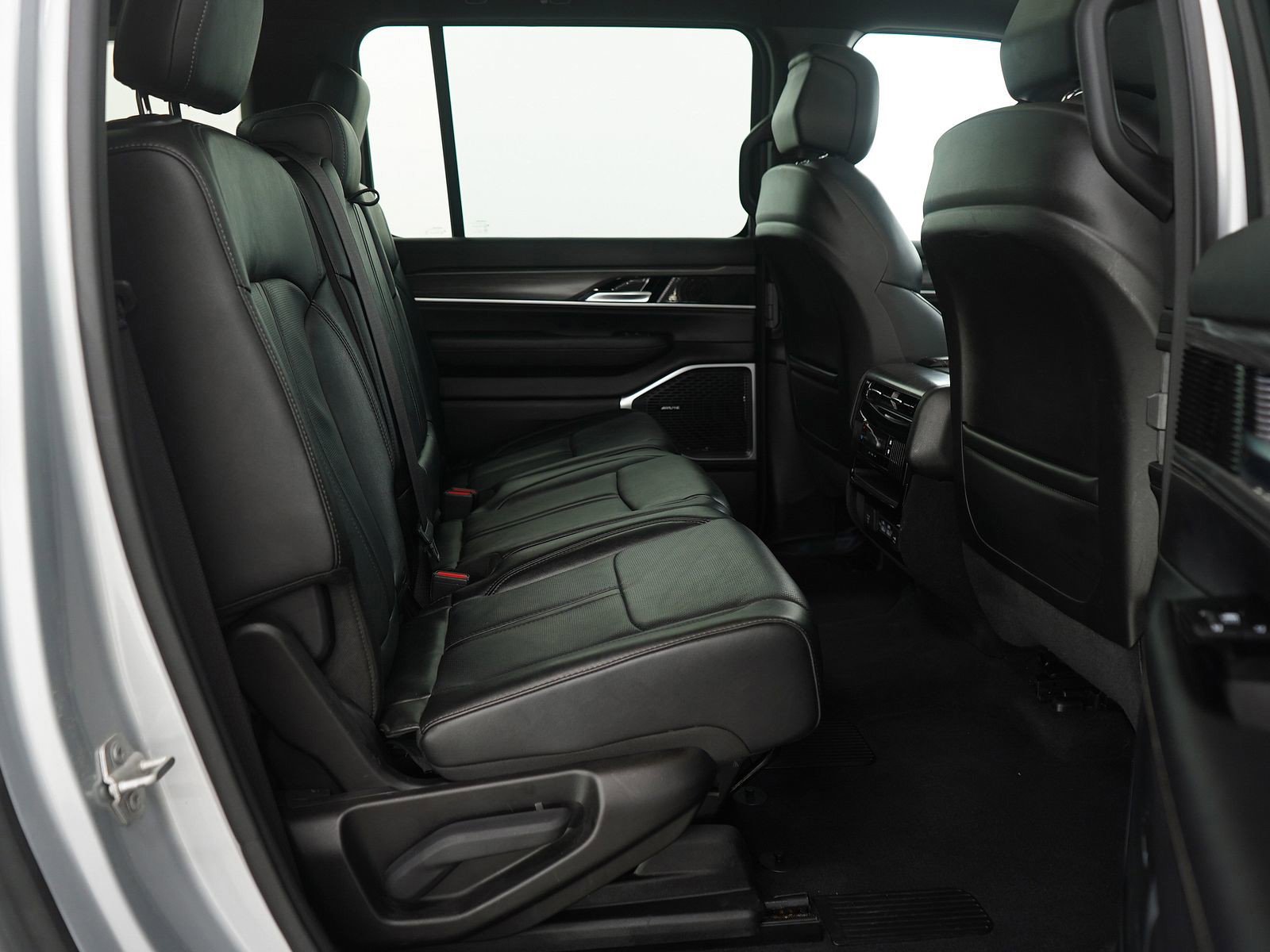 Used 2023 Jeep Wagoneer L Series II w/ Premium Group I image 11