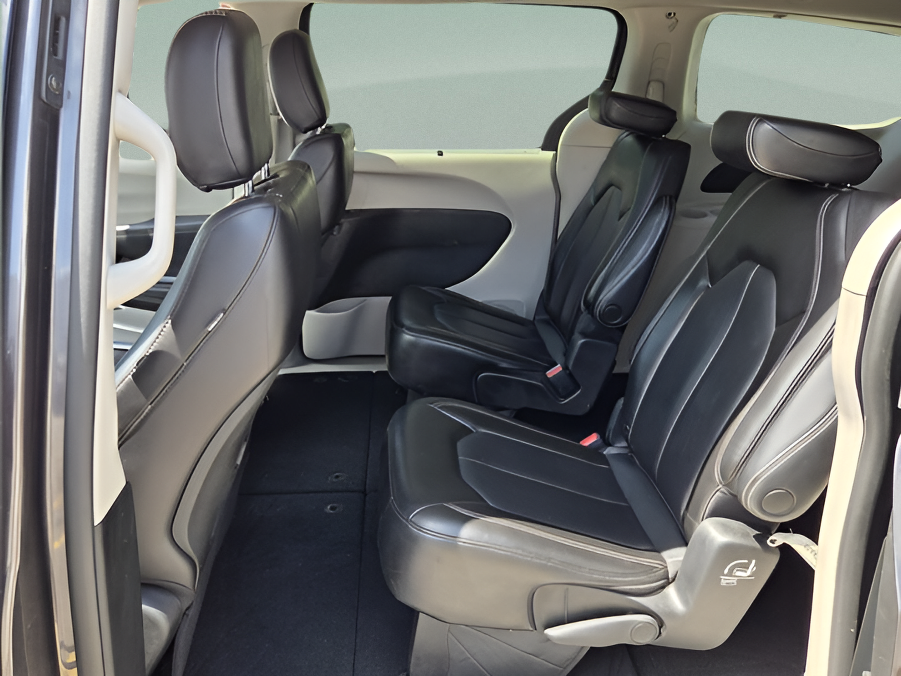 Used 2023 Chrysler Pacifica Touring-L FWD image 11