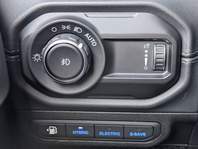 Used 2025 Jeep Wrangler Unlimited Sahara AWD/4WD image 21